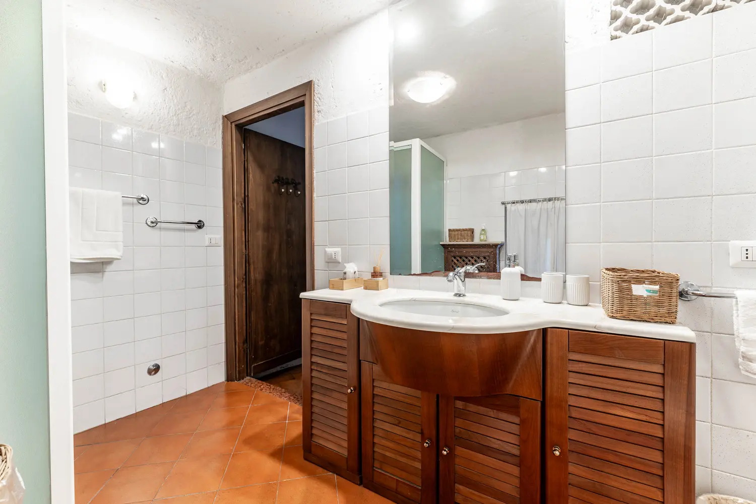 Bagno luminoso con mobile in legno
