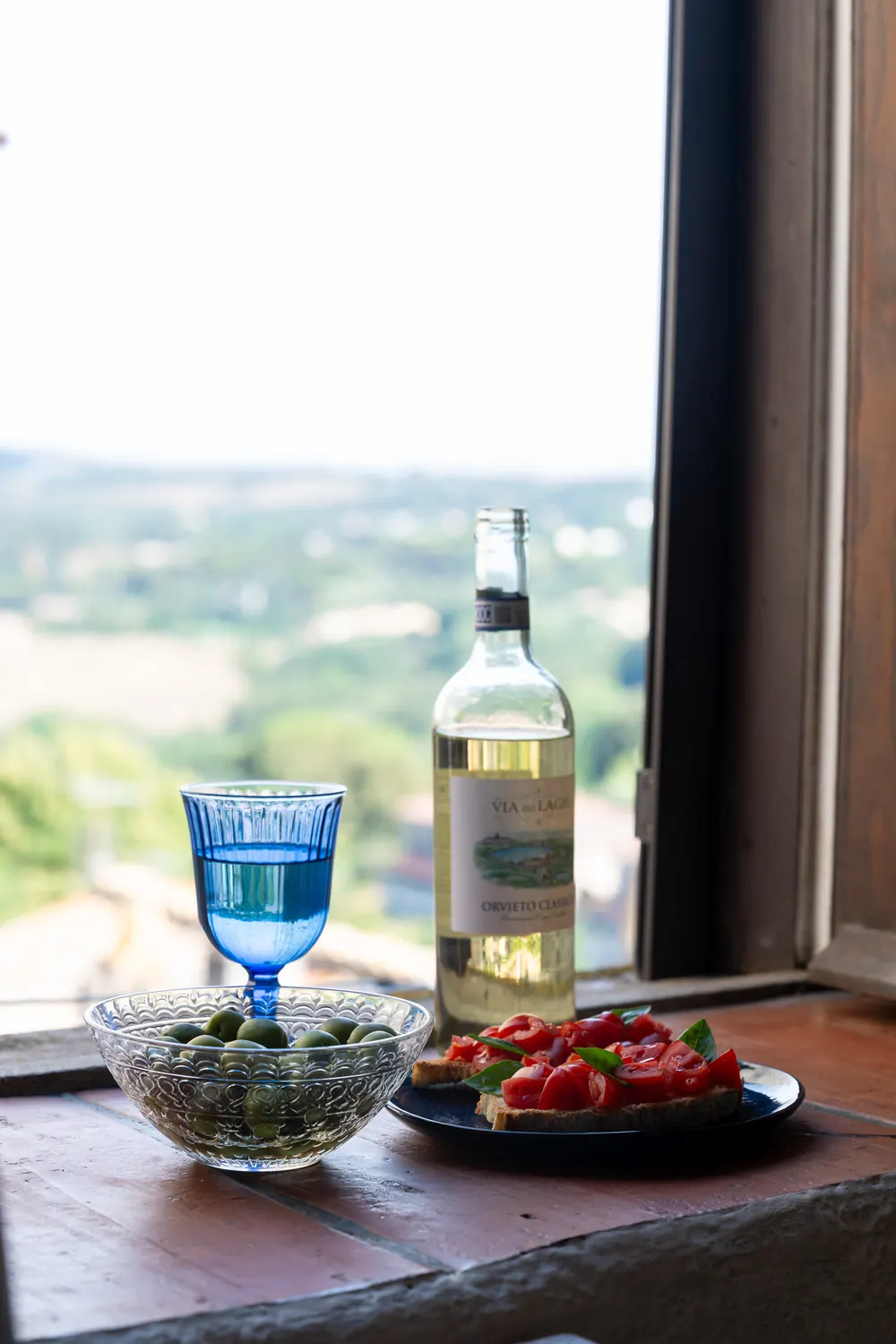 Aperitivo sul davanzale con vista sulla campagna di Bracciano